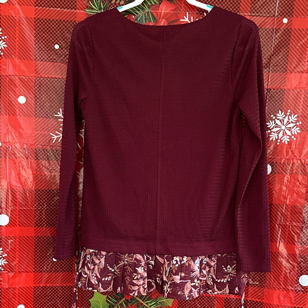 Lauren Conrad Women's Burgundy Floral Hem Top - Picture 6 of 9